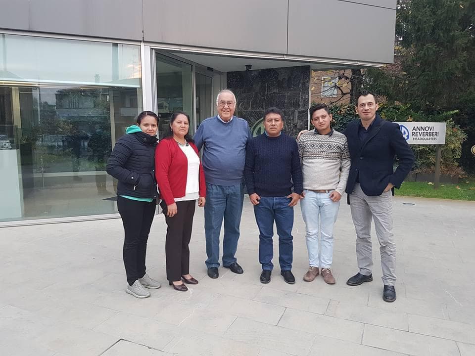 Equipo de Gomagro junto a los propietarios de Annovi Reverberi frente a la sede de la marca
